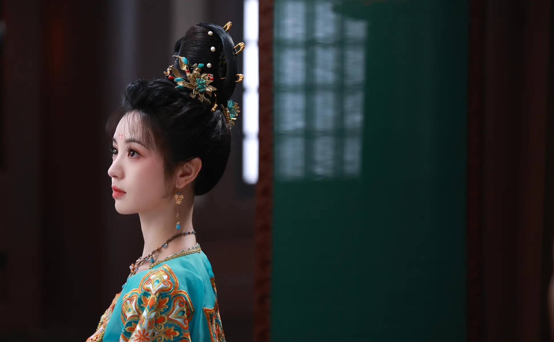 疼痛动作爽⽚《醉⼑客》临夏⾸映礼 硬核武侠⾎洗不公