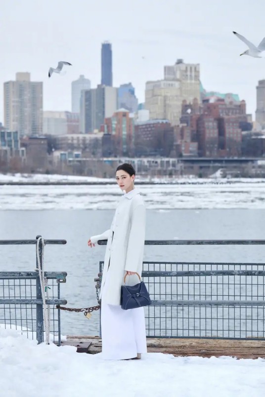 你怕的不是AI，是那个被“神器”附体的同类